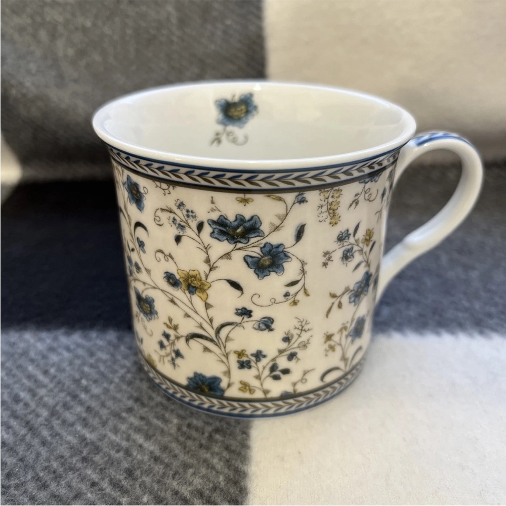 Victoria and Albert Museum London Blue White Mug